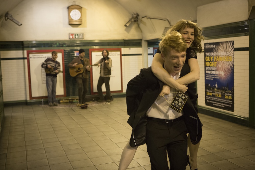 Rachel McAdams i Domhnall Gleeson w filmie