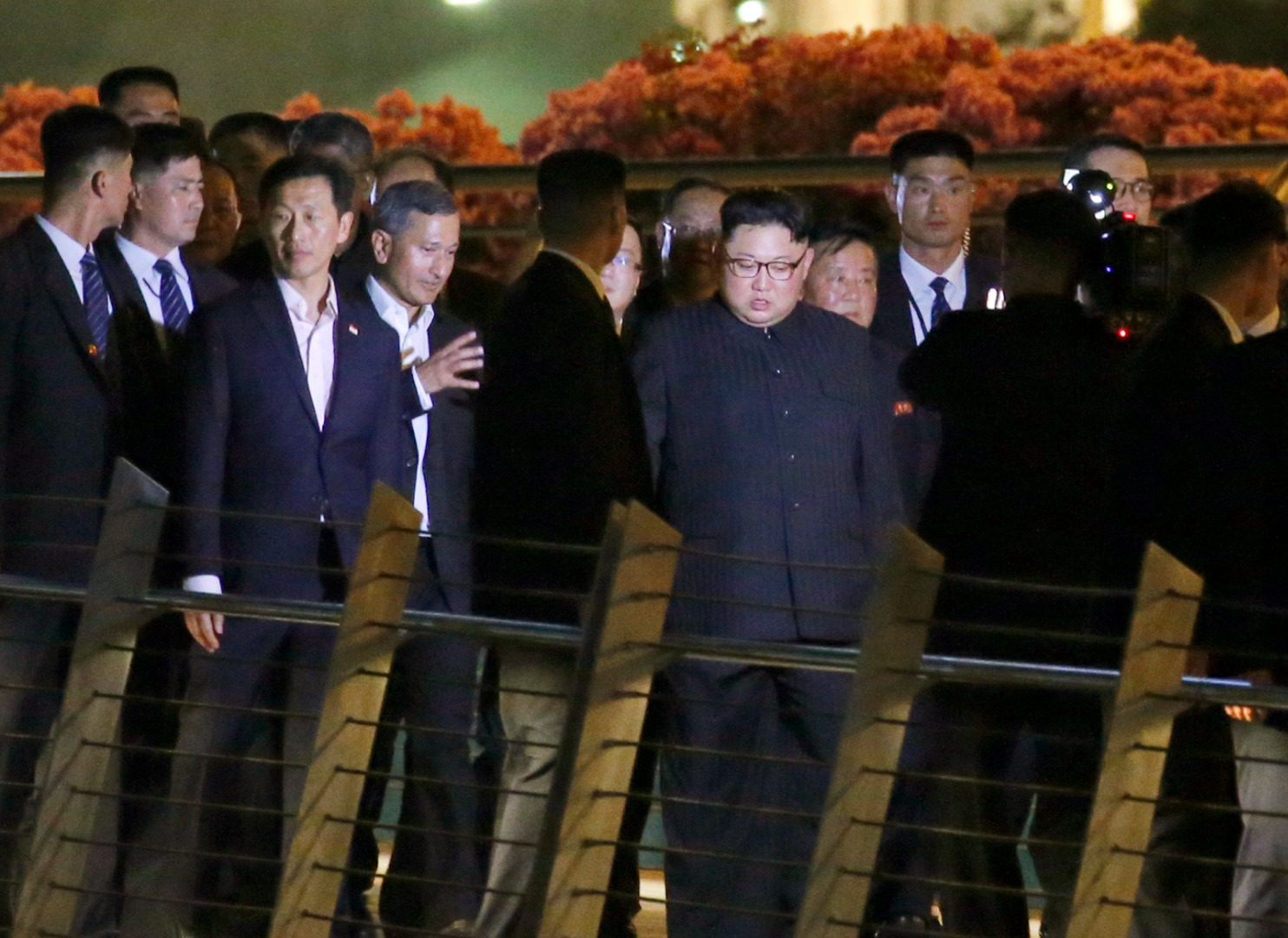 Trump i Kim spotkają się we wtorek rano czasu lokalnego na wyspie Sentosa w południowej części Singapuru. Będzie to pierwsze spotkanie urzędującego prezydenta USA z przywódcą Korei Płn. w historii. <BR><BR> Wkrótce po przemówieniu Pompeo Biały Dom wydał oświadczenie, w którym napisano, że rozmowy USA i Korei Północnej posuwają się naprzód