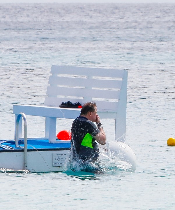 A 49 éves Brendan a napokban a karibi tengerparton pihent, szemfüles lesifotósok pedig meg is örökítették. A Kőbunkó vicces sztárja a képek tanúsága szerint alaposan megváltozott, hatalmas pocakot növesztett.