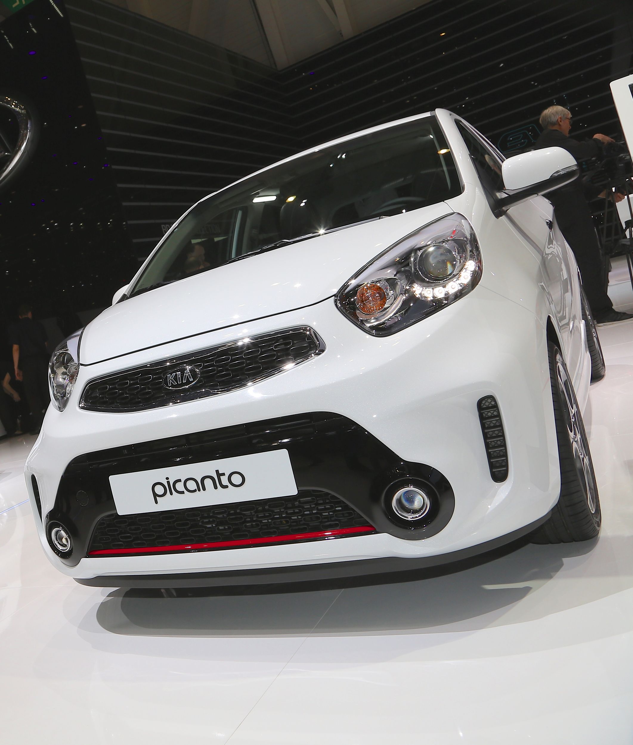 Nowe picanto wydaje się patrzeć na świat przez większe reflektory. Także tylne lampy zostały zmienione. <br></br> Po raz pierwszy w picanto oferowany jest system audio-video-nawigacyjny KiaNaviSystem najnowszej generacji z 7-calowym ekranem dotykowym (dostępny od III kwartału 2015).