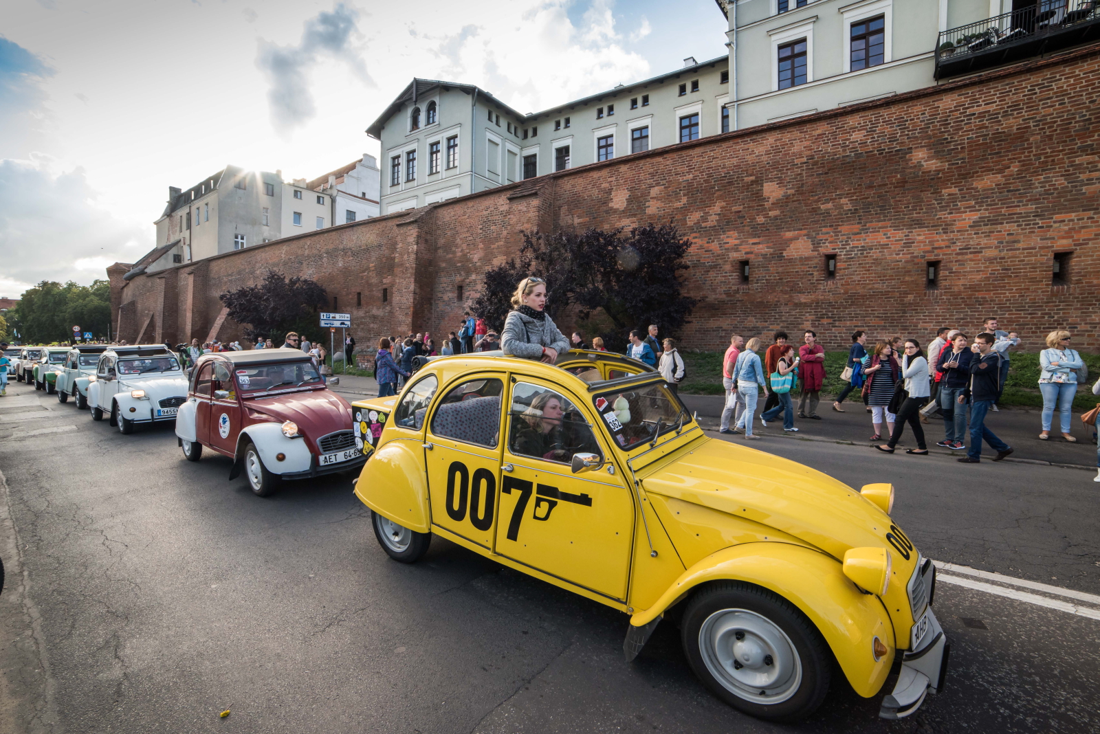 - Na dzisiejsze czasy prymitywny i niewygodny, natomiast ma tyle ciekawych rozwiązań, że jeszcze długo będzie wzorem w motoryzacji. Chociażby zwieszenie. Samochód jest pod spodem płaski, mimo skomplikowanego zawieszenia. Jadąc po bruzdach, nie ma ryzyka urwania czegoś. To było budowane według zasady, że samochód musi przewieźć kopę jaj i żadne się nie może stłuc - mówi Czesław Nosewicz, dyrektor 21. Międzynarodowego Zlotu Miłośników Citroënów 2CV w Toruniu.