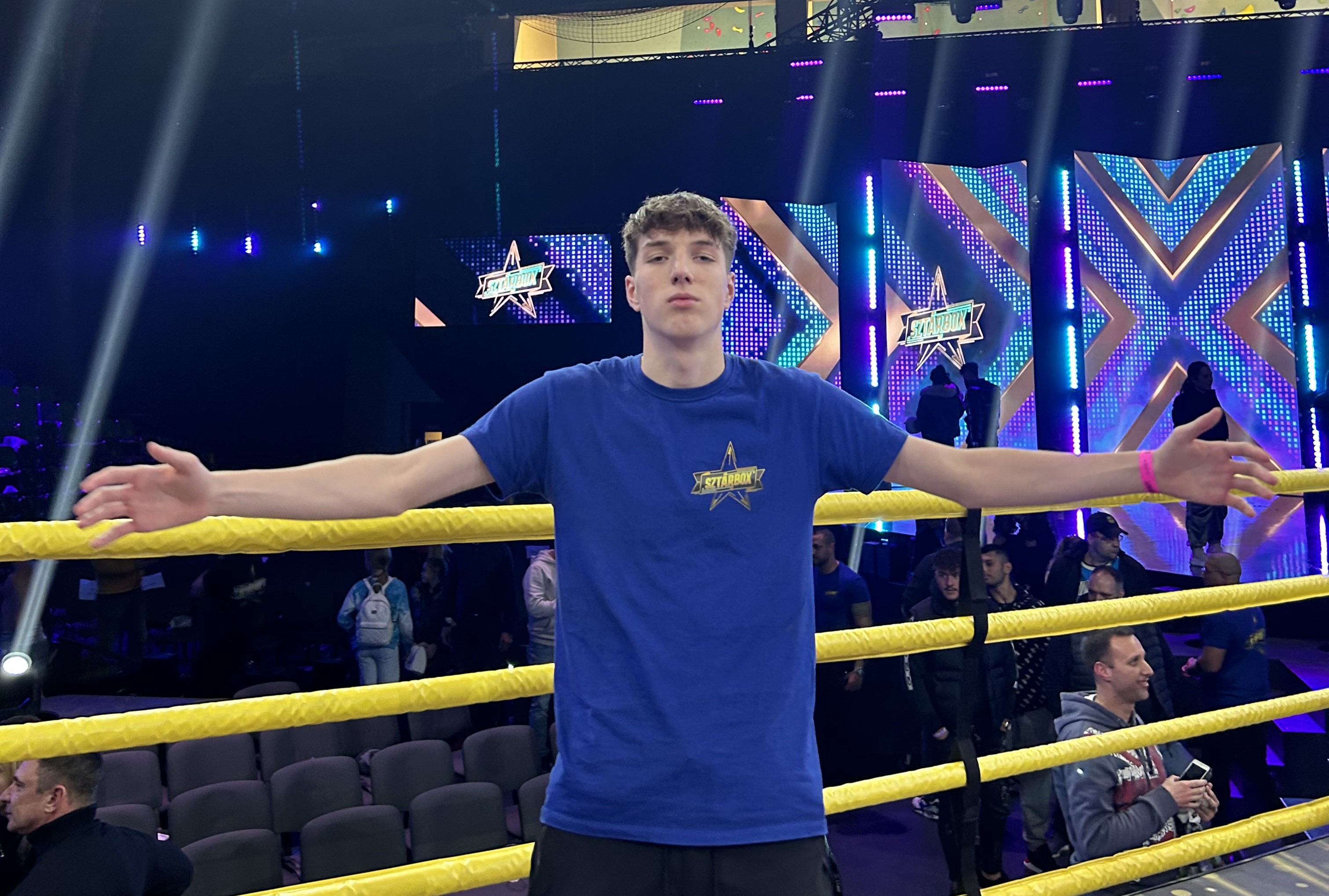 Mi történt a háttérben? Összekötözött kezekkel, beragasztott szájjal könyörgött Rácz Jenő mögött a Sztárbox fiatal sztárja - videó