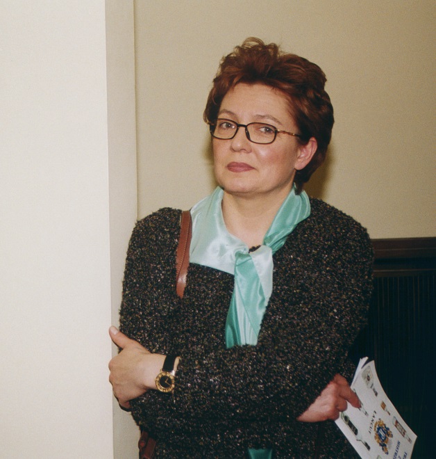Na zdjęciu z 2001 roku można zobaczyć, że lubiła klasyczne połączenie bluzki i żakietu - żadnych modowych szaleństw!
