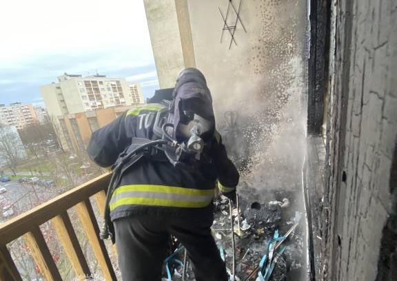 "Azt hittük, hogy bent már minden kiégett" – sokkoló volt a látvány, lángokban ált egy dunaújvárosi panel erkélye