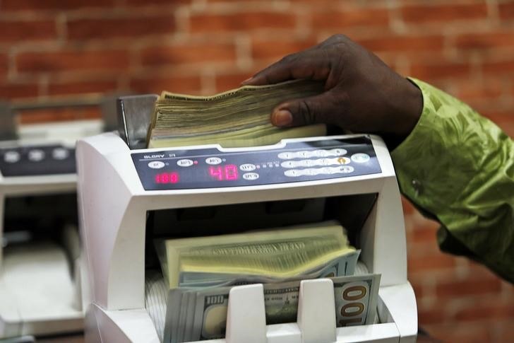 A bureau de change operator counts U.S. currency notes in Abuja, March 12, 2015. Picture taken March 12, 2015. REUTERS/Afolabi Sotunde (NIGERIA - Tags: BUSINESS POLITICS)