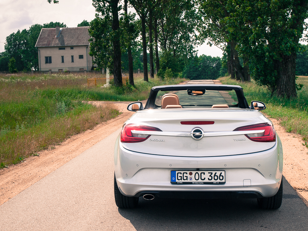 Opel cascada wyróżnia się też pozytywnie pod względem pojemności bagażnika, która wynosi 350 litrów, a dzięki składanym fotelom przestrzeń bagażową można powiększyć do niemal 700 litrów. Konkurencja w postaci BMW czy Audi oferują bagażniki o pojemności około 250 litrów.