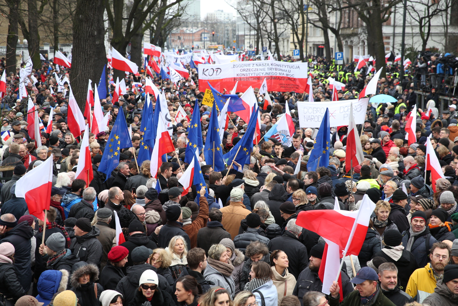 Szef klubu Platformy Obywatelskiej Sławomir Neumann podkreślał, że obecne władze mówią ludziom jak mają żyć i nie respektują podstawowych zasad ustrojowych. A na to, według Neumanna, nie można się godzić. Zapowiedział odsunięcie od władzy tych, którzy uzurpują sobie prawo do decydowania za innych.