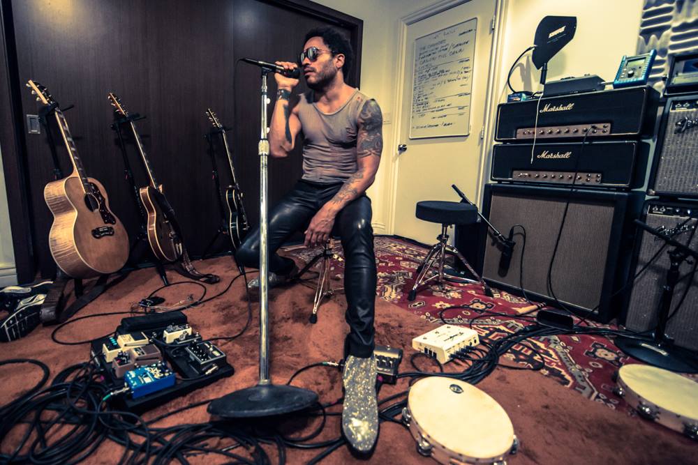 Lenny Kravitz: Tak, wciąż każdy wieczorny występ jest dla mnie jak silny energetyczny zastrzyk. Oczywiście występowanie wysysa też siły, ale potem na nowo ładuje baterie