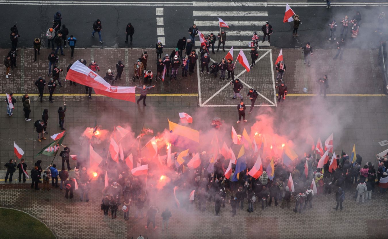 Zgromadzenie rozpoczęło się na rondzie Dmowskiego w centrum stolicy, następnie marsz przeszedł na błonia Stadionu Narodowego, gdzie odbył się wiec i koncert. Duża część manifestantów, wśród których przeważali młodzi ludzie, miała ze sobą biało-czerwone flagi, szaliki lub opaski. Wśród innych widocznych symboli były m.in. falangi, mieczyki Chrobrego, znaki Polski Walczącej i Narodowych Sił Zbrojnych oraz emblematy klubów sportowych. Czoło pochodu poprzedzała grupa motocyklistów, jeźdźców na koniach, którzy przebrani byli w stroje dawnych formacji kawaleryjskich, w tym husarii, oraz piechurów w mundurach z różnych okresów. Na przedzie szła też delegacja z wieńcem do złożenia przed głazem upamiętniającym lidera przedwojennej endecji Romana Dmowskiego, jak napisano na szarfie - architekta niepodległej Polski. Demonstranci skandowali m.in.: