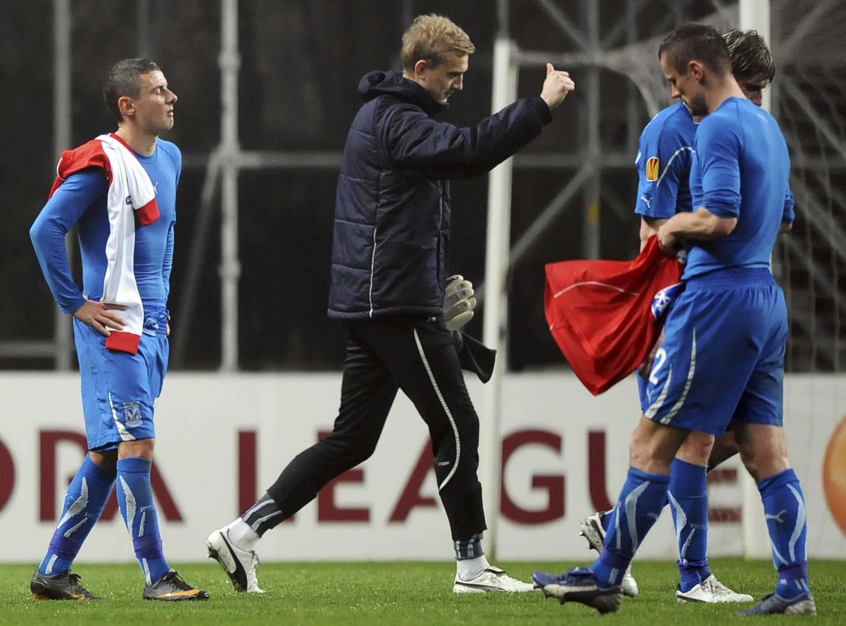 Przegrani piłkarze Lecha Poznań po meczu ze Sportingiem