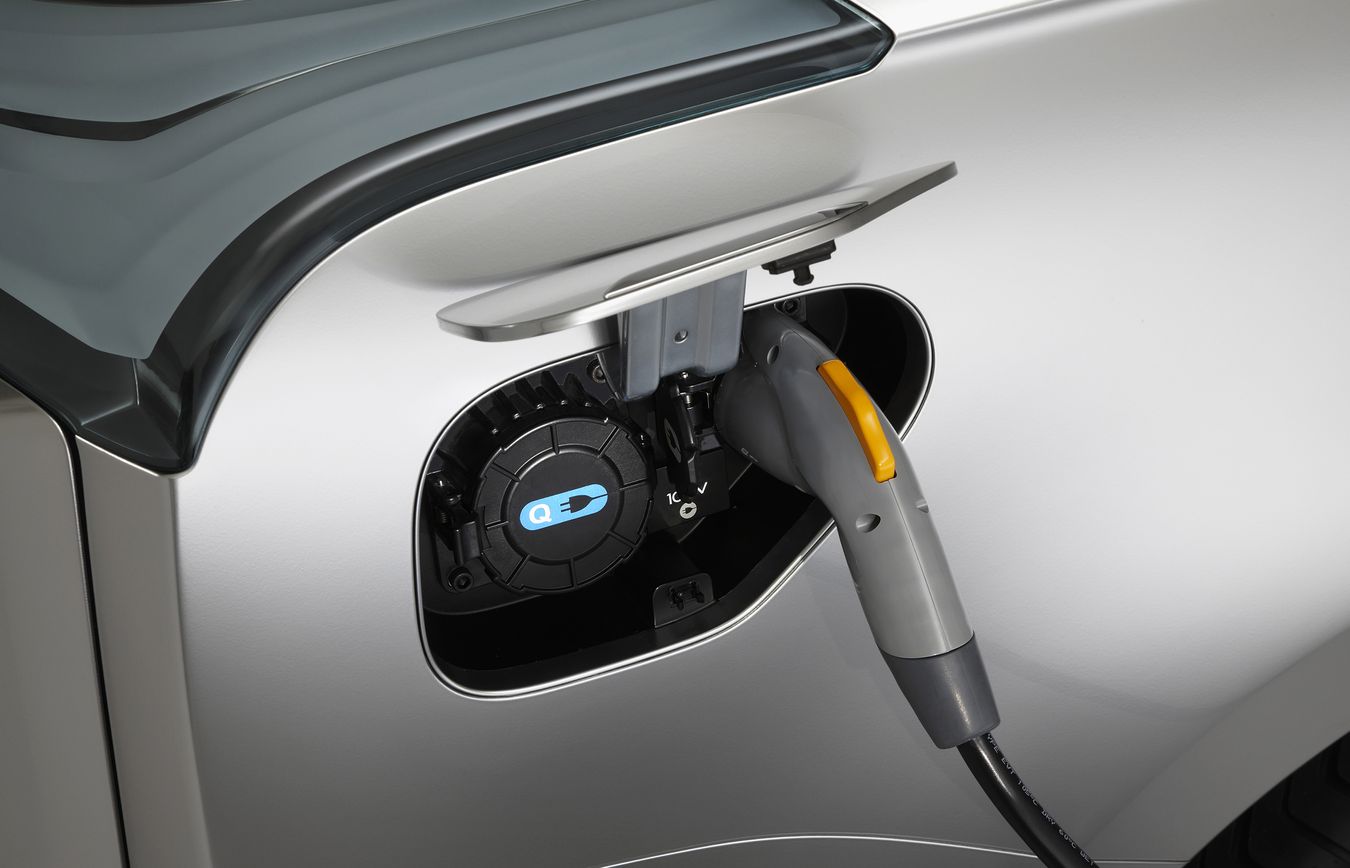 Dodatkowo, pojazd cechuje nowo opracowany hybrydowy system Mitsubishi Plug-in, w którym elektroniczny układ elektryczny automatycznie przełącza się na optymalny tryb jazdy stosownie do warunków drogowych i dostępnej energii akumulatora