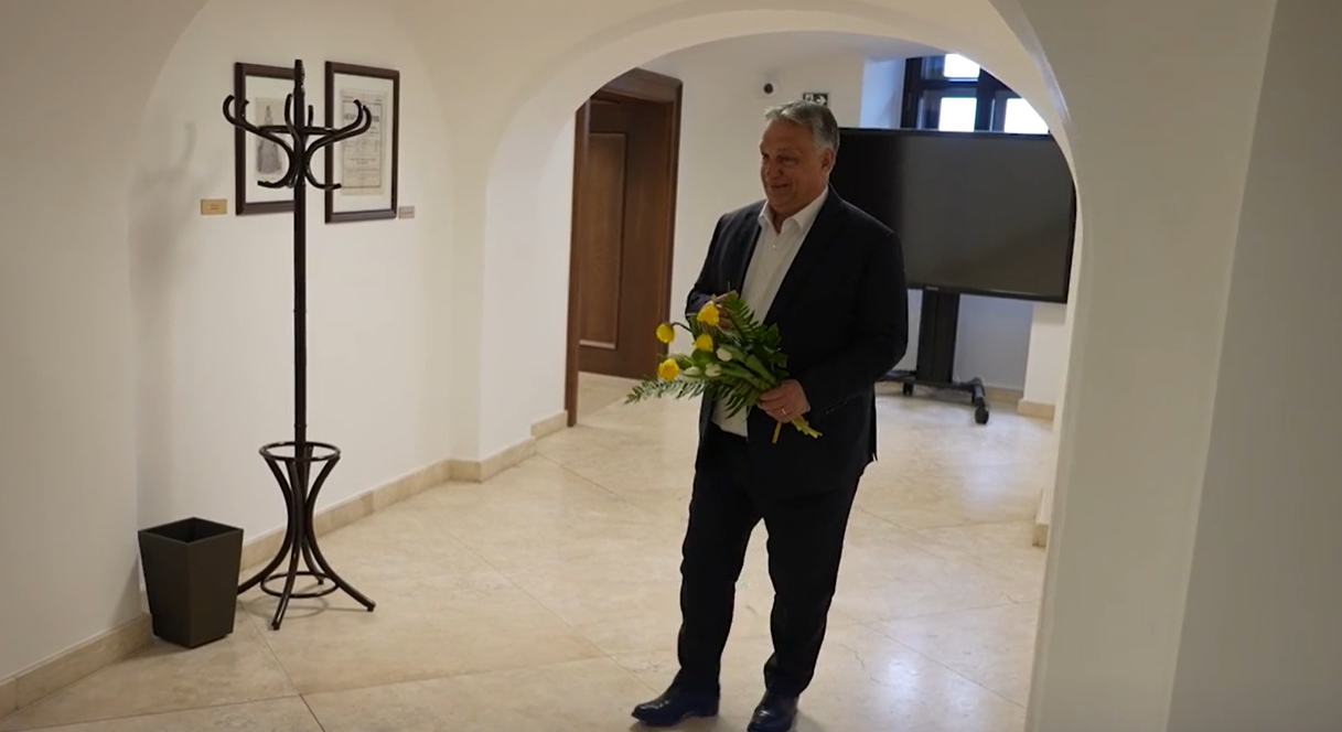 Ki van jobban zavarban? Pironkodva köszöntötte fel a nőket  Orbán Viktor: &quot;Nem lánykérés. Nőnap&quot; – videó