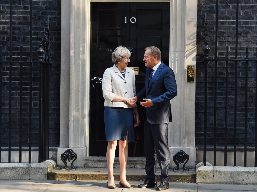 ... Rozporek na lewym udzie wprawdzie nie wydawał się bardzo duży, gdy szefowa rządu UK, nieruchomo stała, ale...