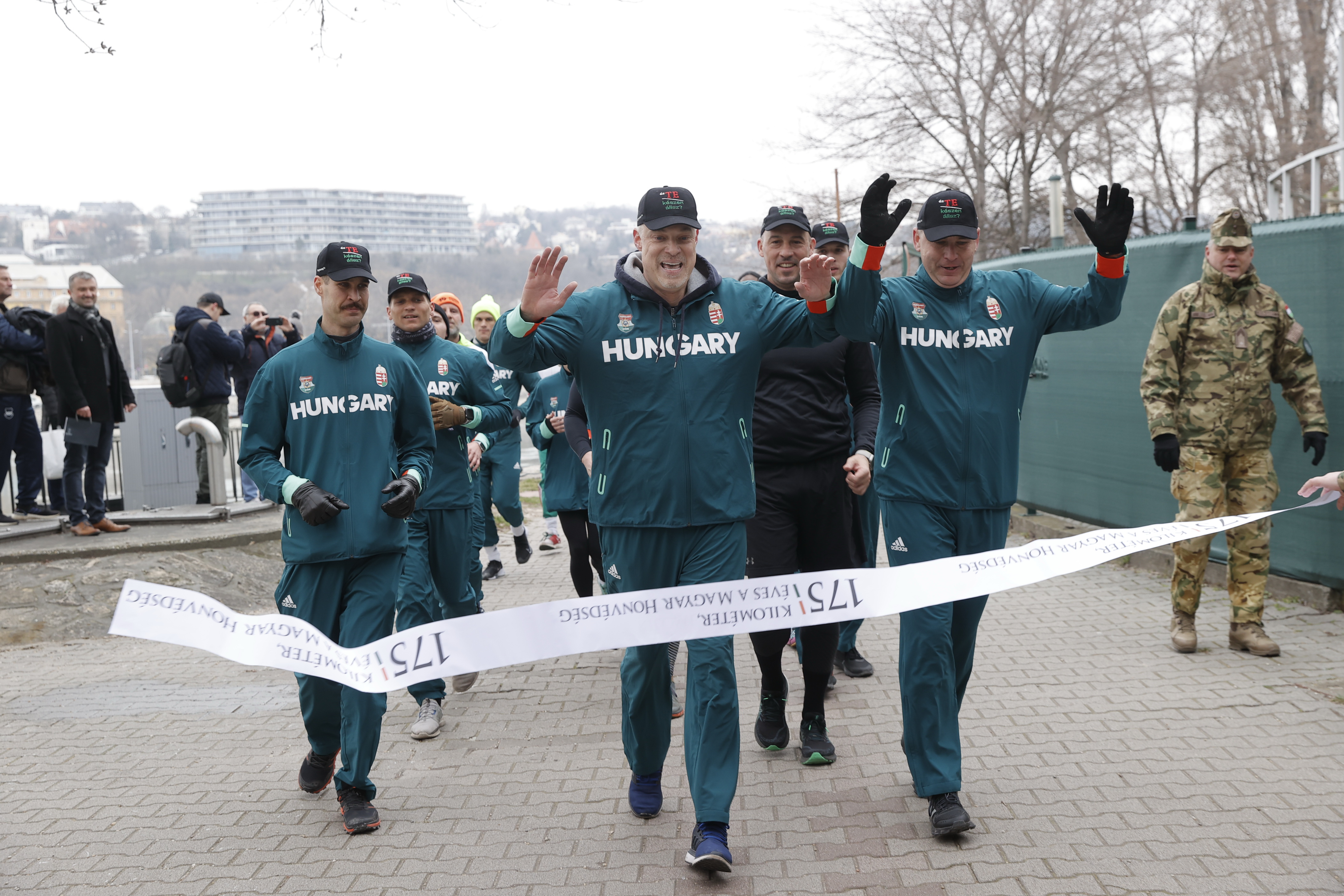 A honvédelmi miniszter vezette a szigetkört a katonáknak: a célba érkezés után még fekvőtámaszozni sem volt rest