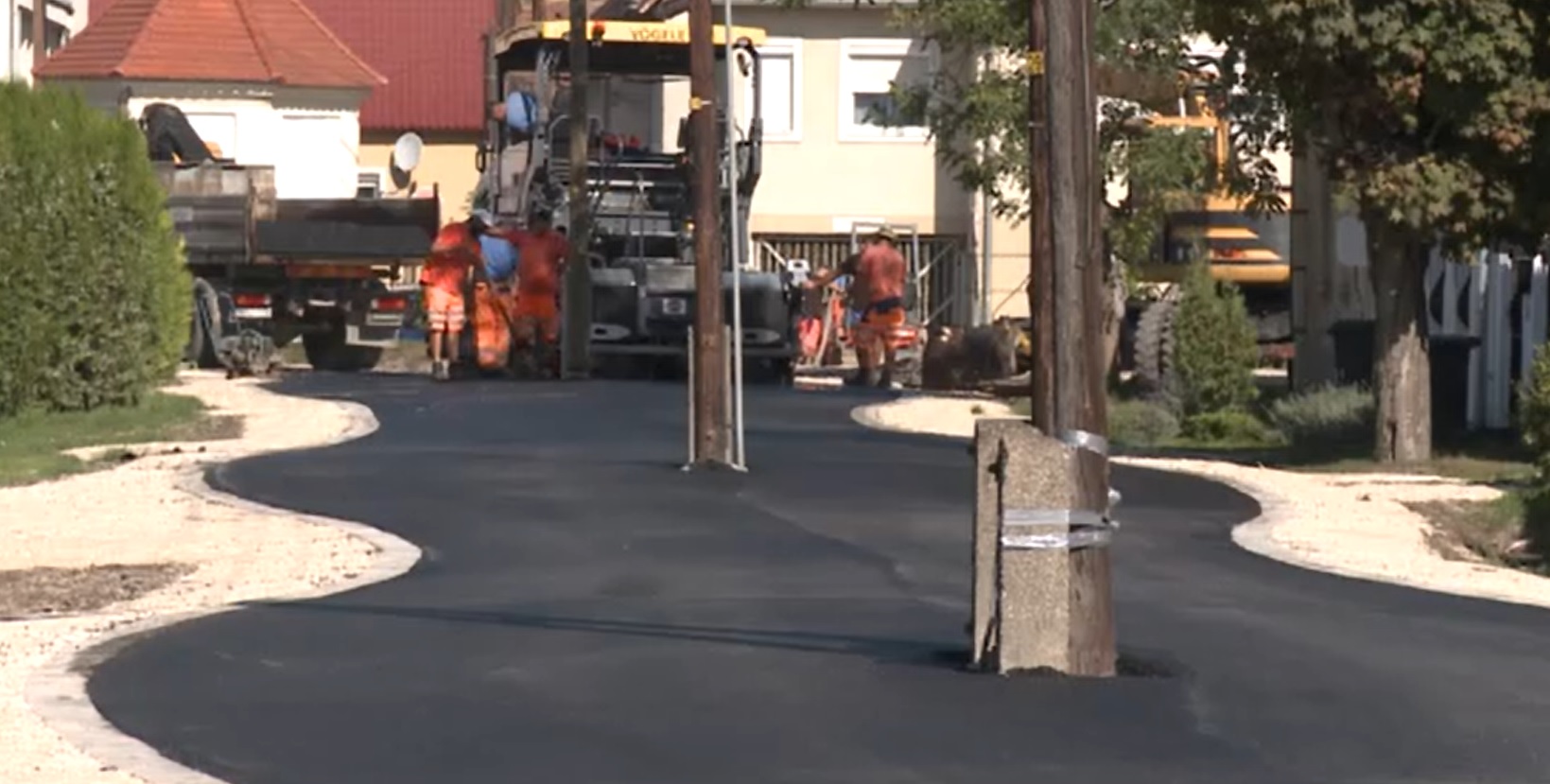 Sajátos megoldás: az út kellős közepére betonozták be a villanyoszlopokat Mosonmagyaróváron – videó