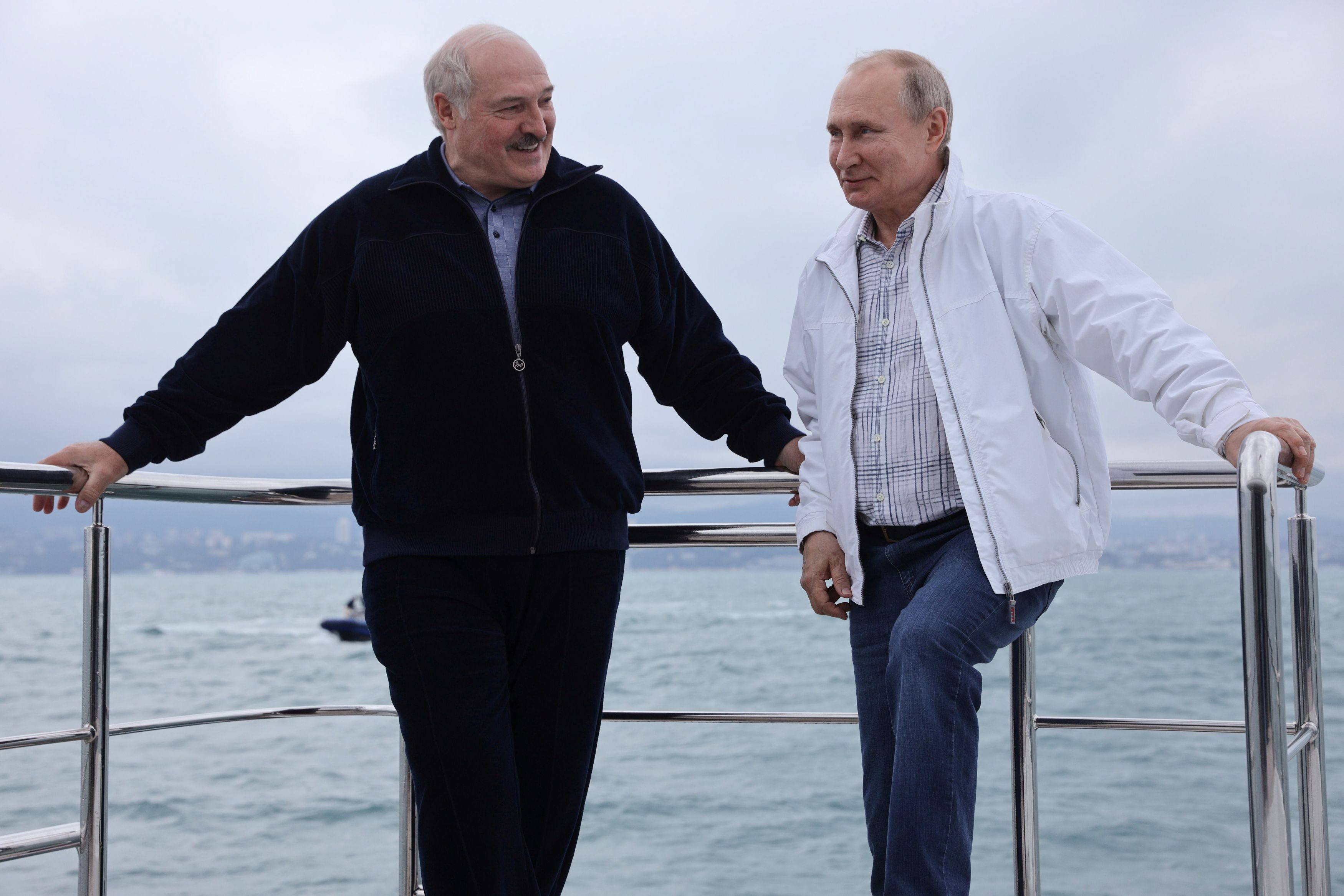 Alaksandr Łukaszenka i Władimir Putin podczas rejsu po Morzu Czarnym, 29 maja 2021 r.