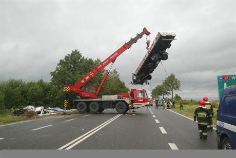 30.07.2007 - Checiny klolo Kielce (swietokrzyskie) wypadek drogowy. Droga krajowa nr 7 Ciezarowy Man (wiozacy blache) jechal w strone Warszawy. W pewnym momencie na jego pas zjechal kierowca opla Astry na krakowskich numerach, uderzyl w kolo ciezarowki i wyladowal w rowie. Po zderzeniu kierowca ciezarowki stracil panowanie nad pojazdem i zjechal na swoj lewy pas. Wtedy zderzyl sie czolowo z jadacym w strone Krakowa Seatem. Zepchnal seata z drogi. Sila uderzenia wciagnela seata pod Mana.Strazacy ciezkim dzwigiem podniesli ciezarowke i potem wydobyli zwloki.Na miejscu zginela pasazerka opla i kierowca Seata. Kierowcy Mana nic sie nie stalo.Fot. Dariusz Gacek