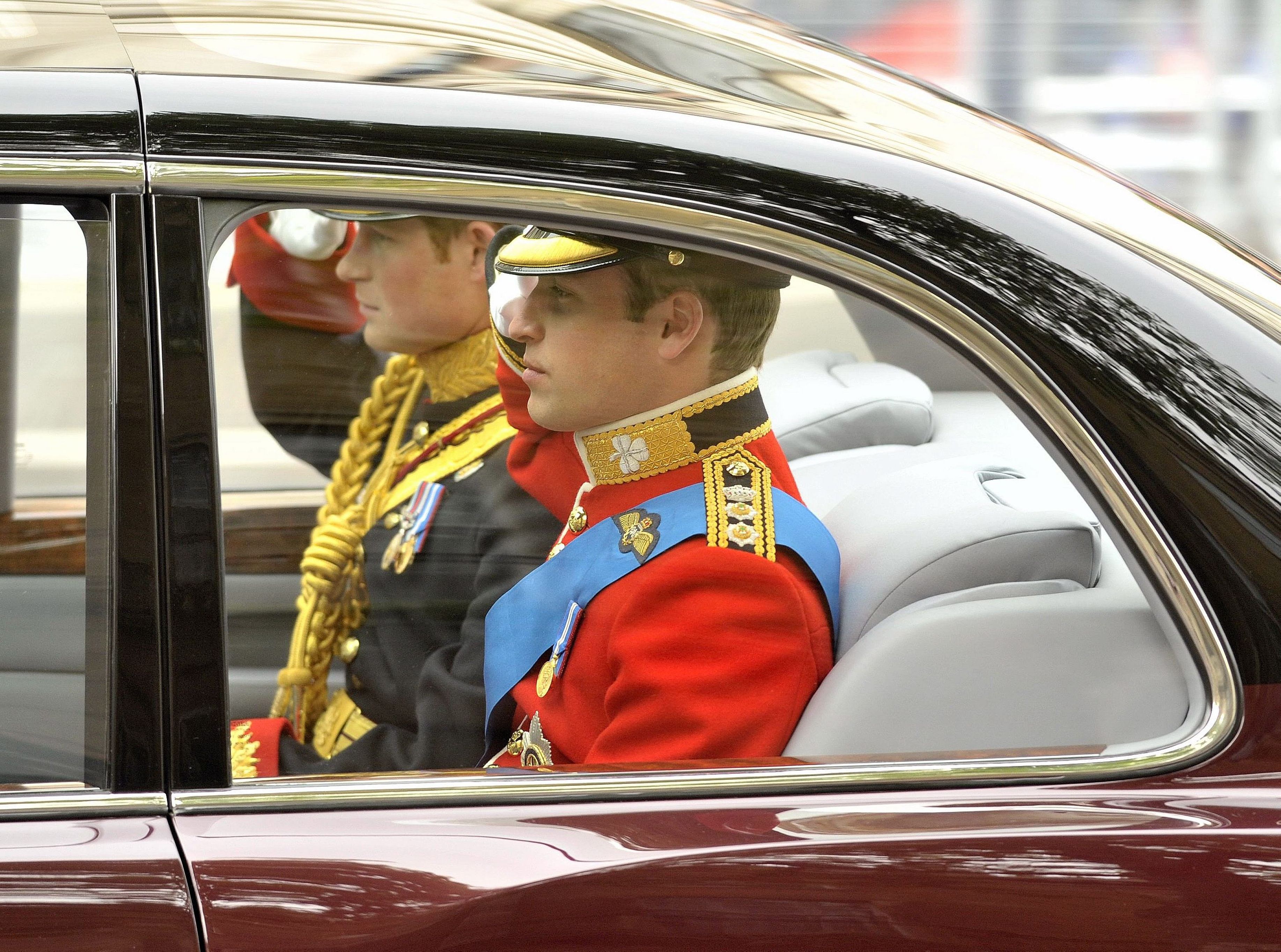 Książę William z bratem Harrym w drodze do Opactwa Westminsterskiego