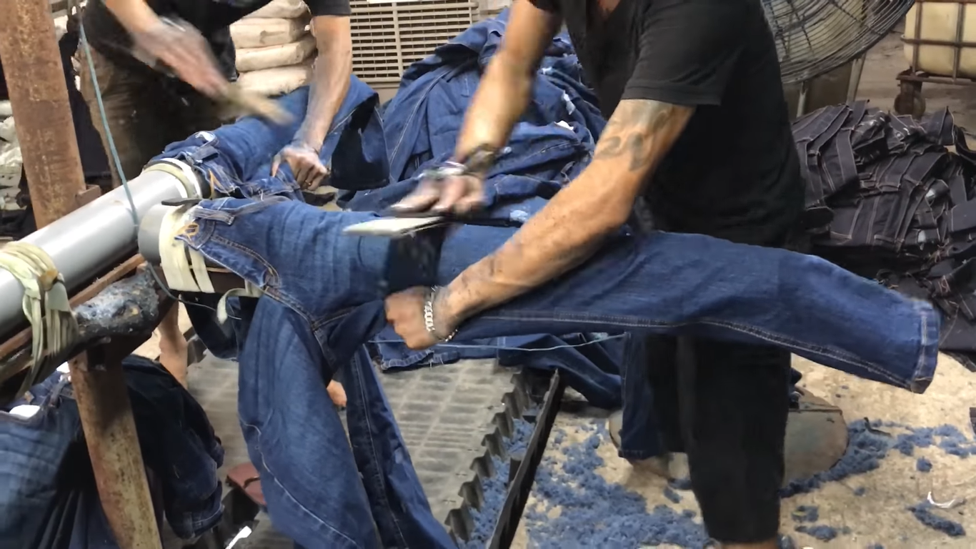 Filmik, który przedstawia, jak powstają jeansy z przetarciami - Noizz