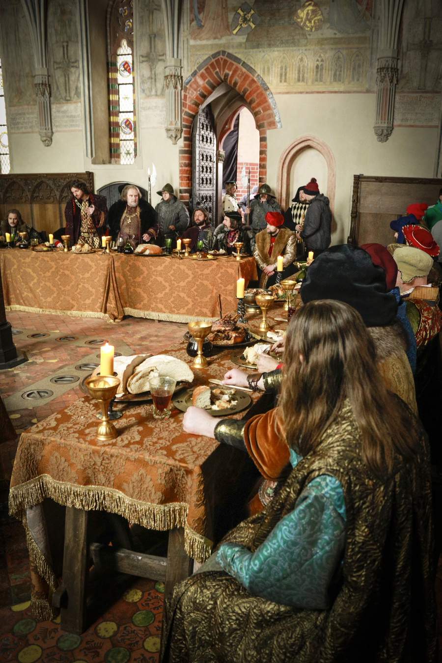 W 1333, po śmierci ojca, Kazimierz zasiada na polskim tronie. Serial pokazuje panowanie Kazimierza Wielkiego, w tle zaś pojawia się miłość, dworskie intrygi, trudne relacje z żoną Anną i matką, zdrady i walkę o wpływy.
