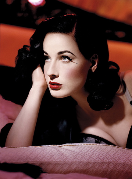 Dita von Teese pozowała w zmysłowej sesji dla firmy Wonderbra. Jak przystało na Ditę wszystko jest w stylu lat 40.