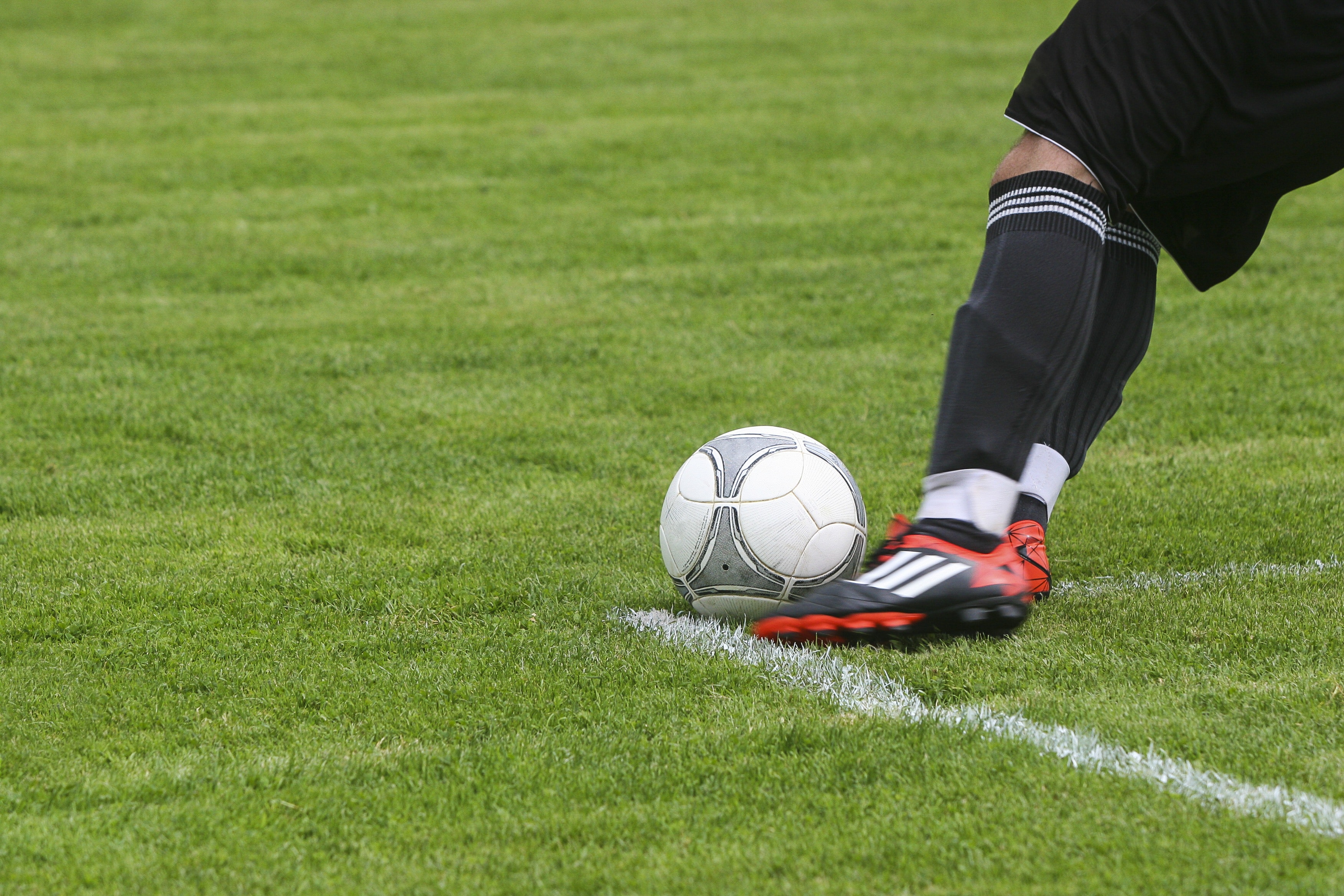 Botrány a nógrádi focimeccsen: egy szurkoló fejelte le a játékost, akinek  eltört az orra - Blikk