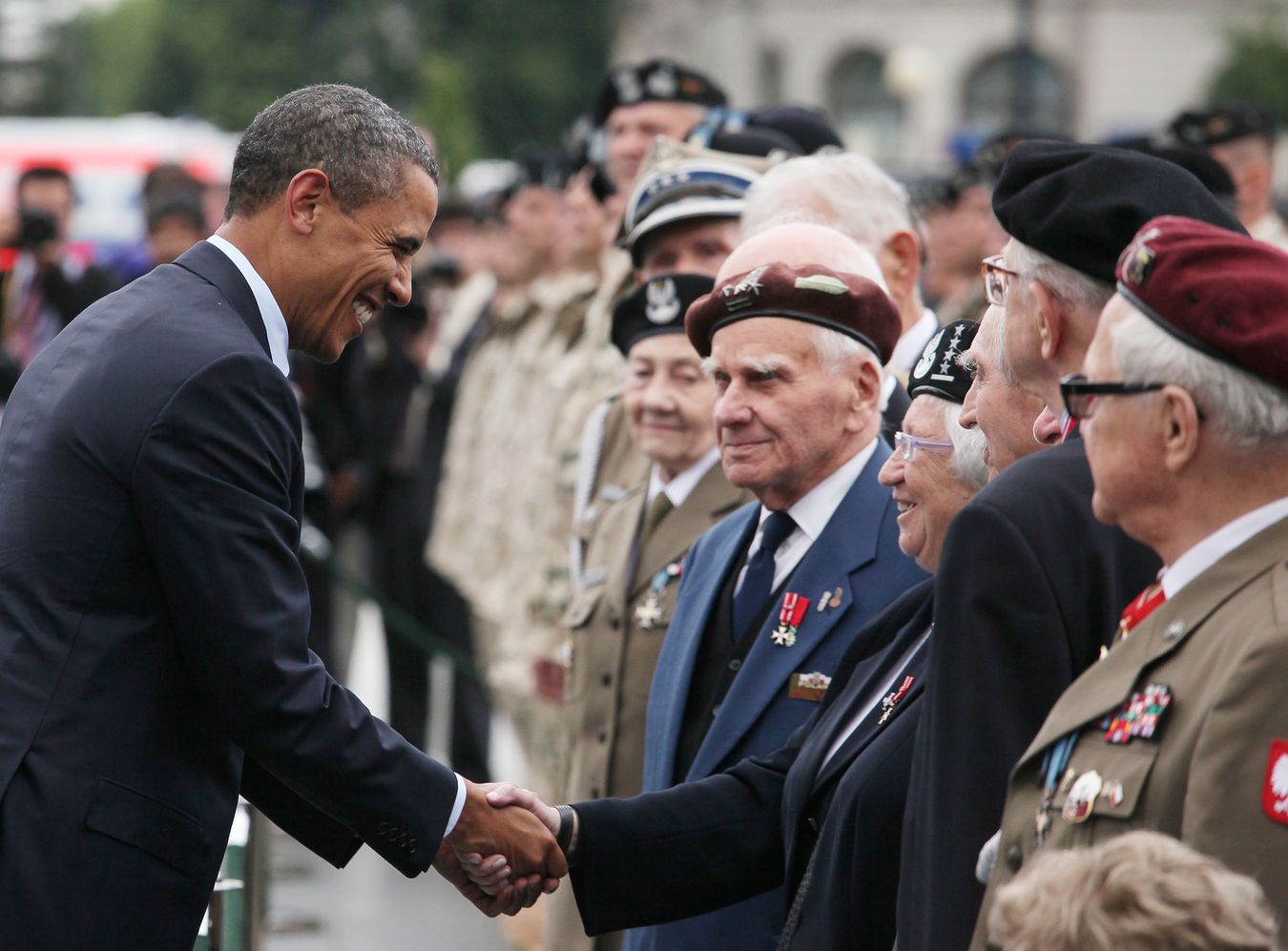 Barack Obama wśród kombatantów na placu Piłsudskiego