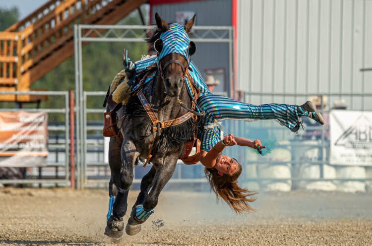 Elképesztő, milyen mutatványokra képes lóháton a szexi cowgirl: milliárdokat keres vele – fotók