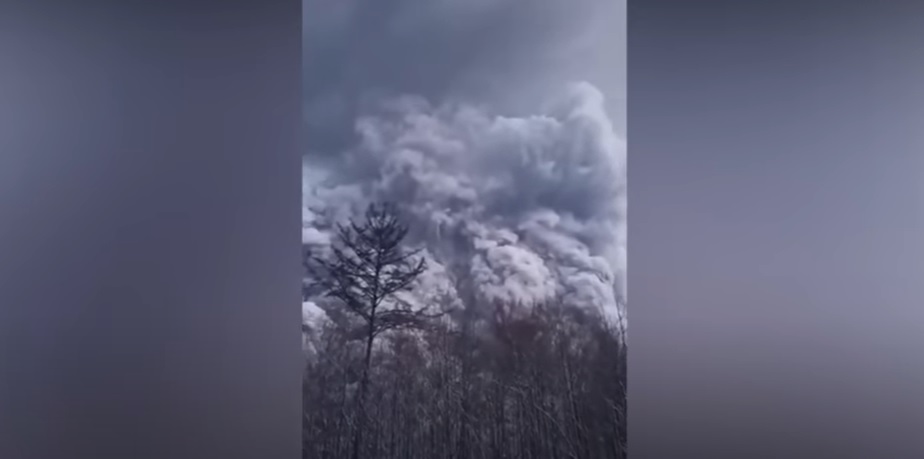 Kitört egy vulkán Oroszországban, a hatóságok a legmagasabb veszélyességi fokozatot hirdették ki