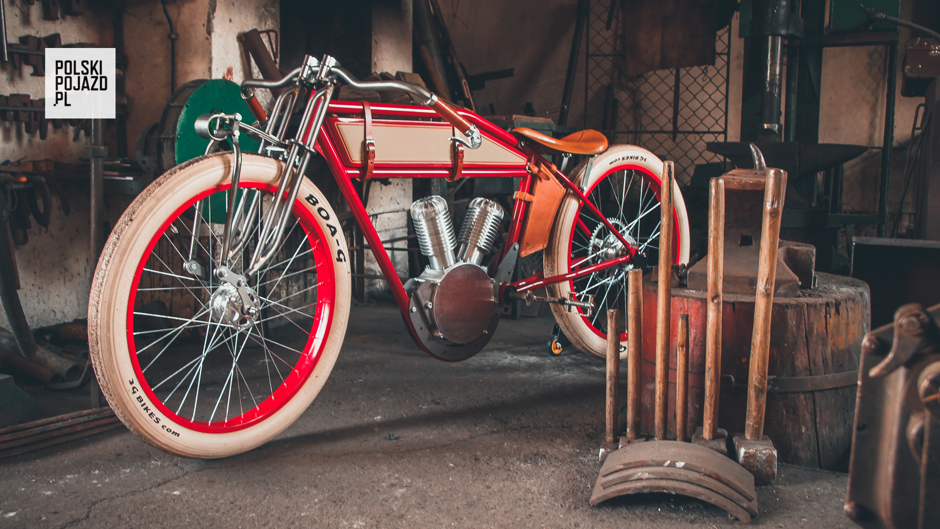 <b>Marcin Bielawski:</b> Nie ukrywamy, że przy projekcie czerpiemy inspiracje z motocykli, które powstały 100 lat temu. Stąd nie przypisujemy sobie zasług w zakresie stylistyki czy koncepcji. <br></br> Motocykle na początku XX wieku charakteryzowały się właśnie taką linią. Pierwsze Nortony, które wywarły największy wpływ na nasz projekt, czy Harleye i Indiany, miały sztywny tył, charakterystyczne silniki w układzie V lub single. To były bardzo proste konstrukcje. Z kolei rowery z silnikami spalinowymi w podobnej stylistyce są popularne w USA. Chcieliśmy jednak stworzyć coś własnego wykorzystując rozwiązania, jakie pojawiały się w konstrukcjach amerykańskich i europejskich.