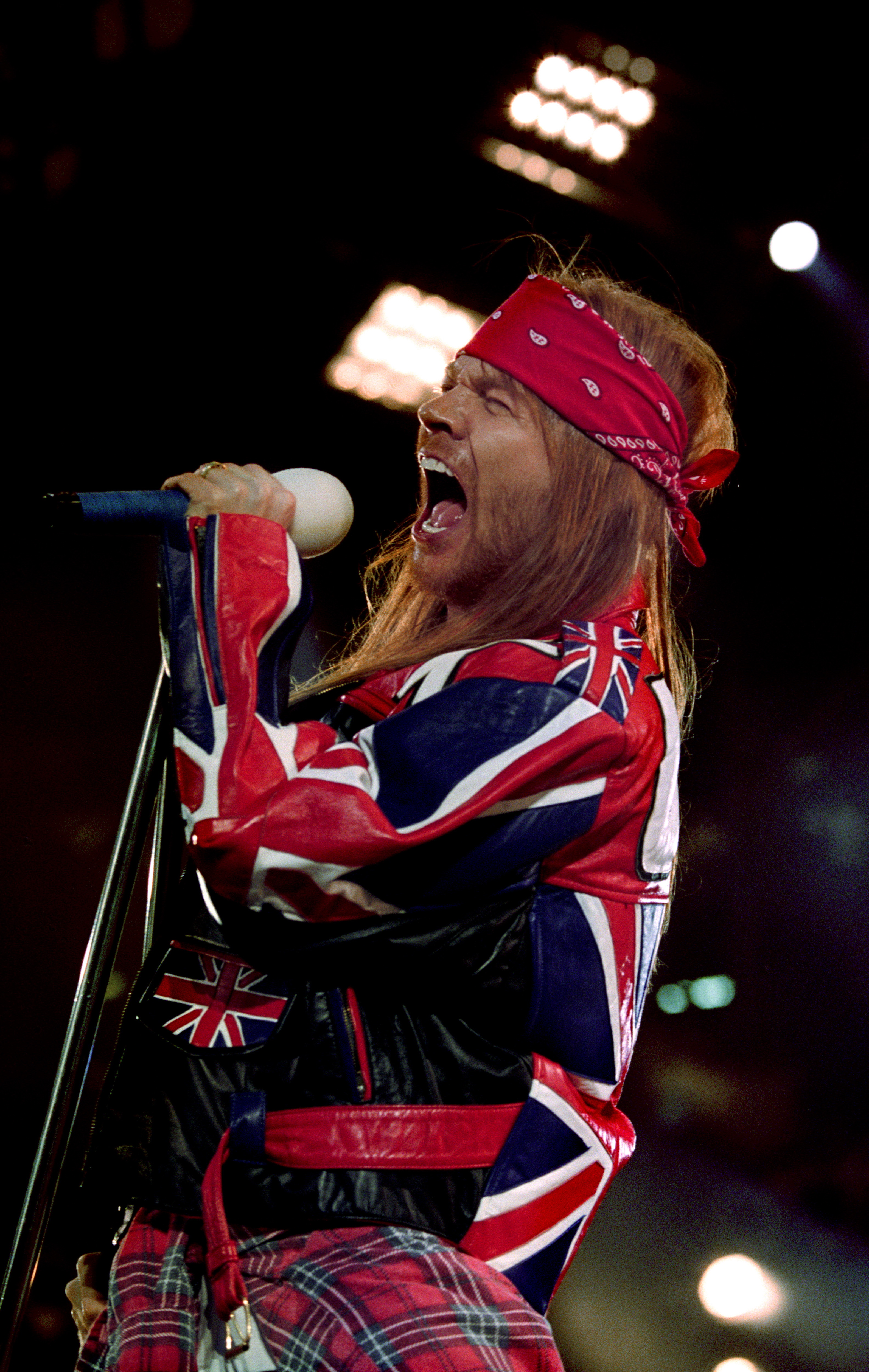 Kirúgta a Guns N' Roses énekesét, most veri a fejét a falba – Budapesten él Axl Rose régi magyar főnöke... megtaláltuk!