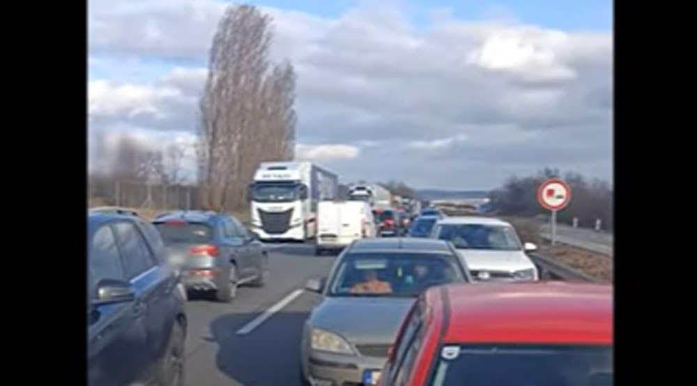 Egészen döbbenetes, balesetveszélyes dolgot tett néhány autós az M1-es tömegbaleset után - videóra vették