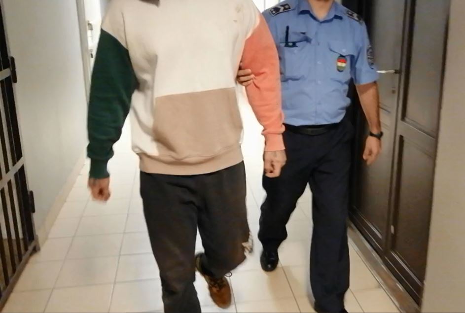 Figyelmeztető lövést adtak le a rendőrök az utcán karddal hadonászó Mandula Ádámra: kattant a bilincs a botrányhősön