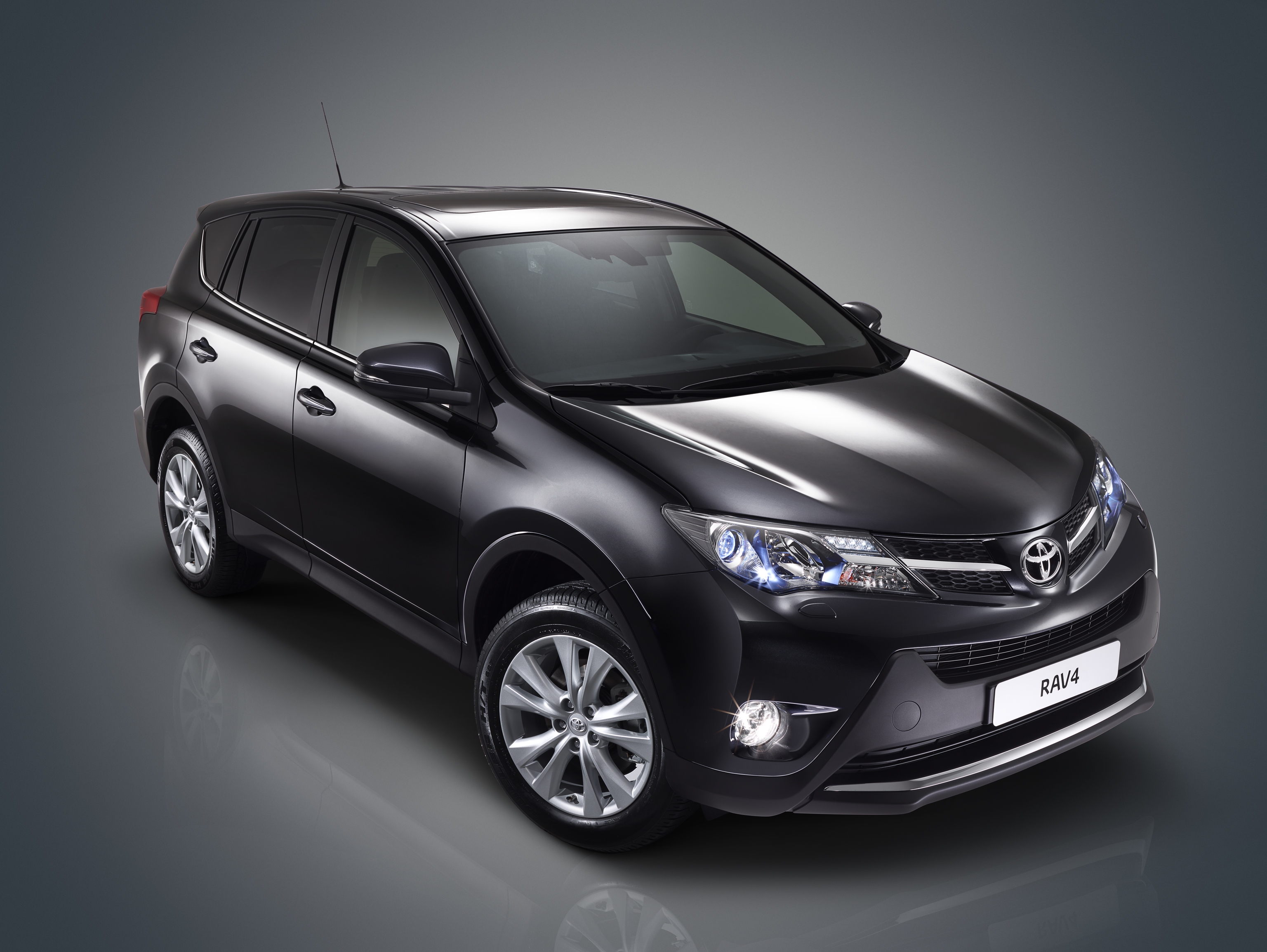 Nowa Toyota RAV4 będzie standardowo wyposażona w komplet bajerów pilnujących bezpieczeństwa, a w wyższych wersjach wyposażenia w systemy takie jak automatyczne włączanie i wyłączanie świateł drogowych, system ostrzegania o niezamierzonej zmianie pasa ruchu, czy system informowania o martwym polu w lusterkach. RAV4 nowej generacji w Polsce ma zadebiutować wiosną - w dniach 9-10 marca 2013 roku
