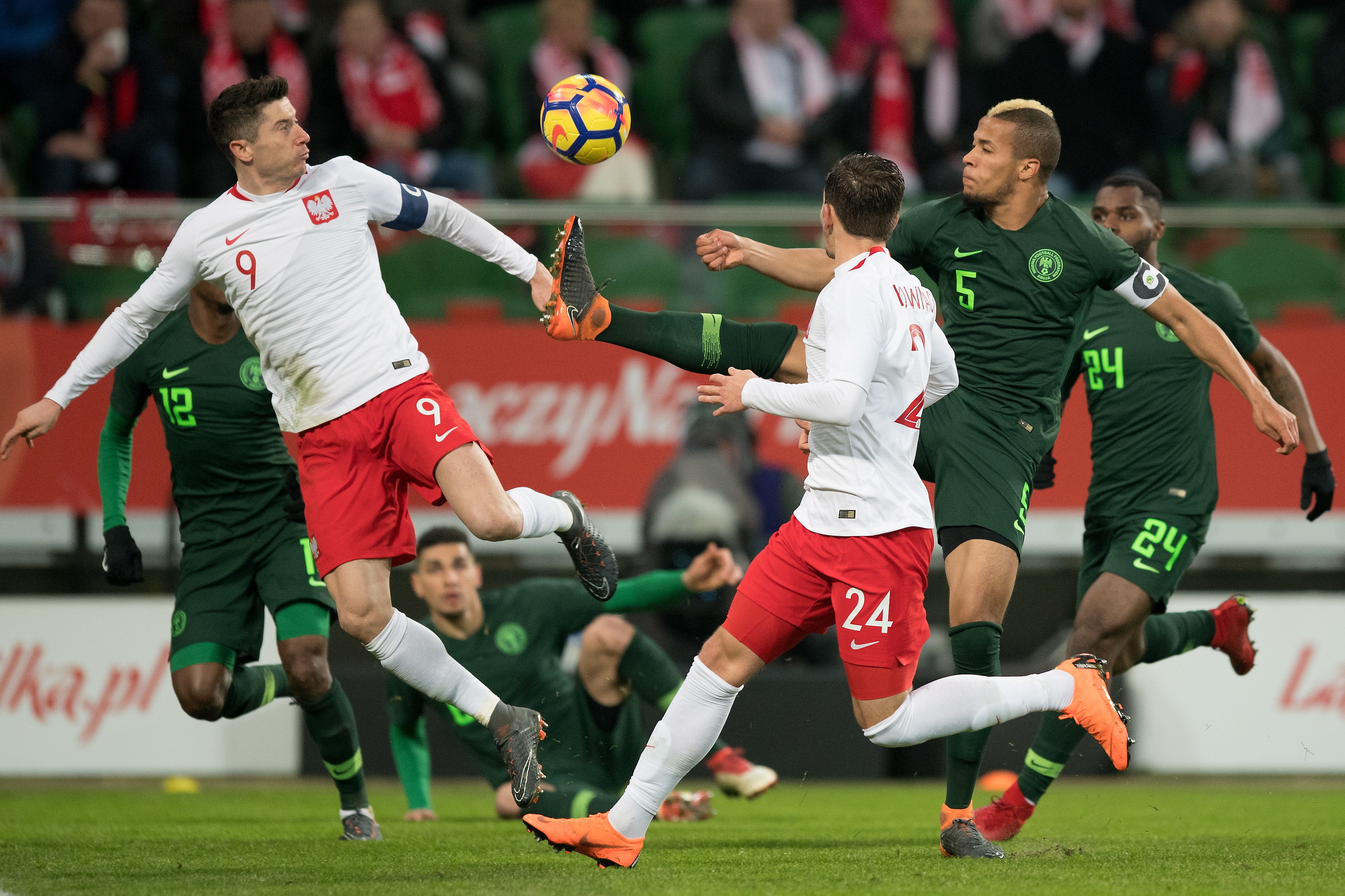 Robert Lewandowski (L) i Dawid Kownacki (C) oraz William Ekong (P)