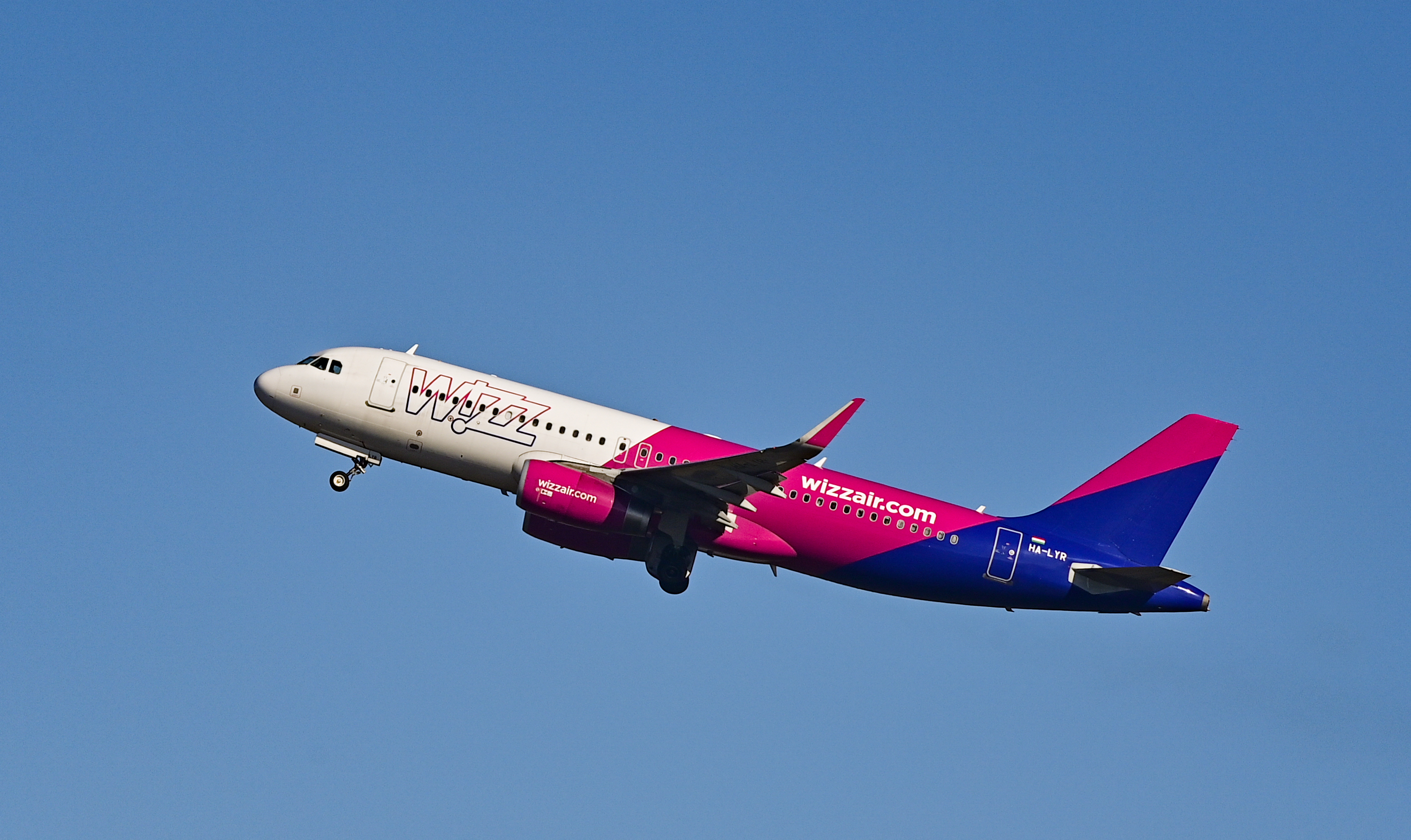 Megszívatták a magyar utasokat a Wizz Air járatán: sírtak, zokogtak a  repülőn - Blikk
