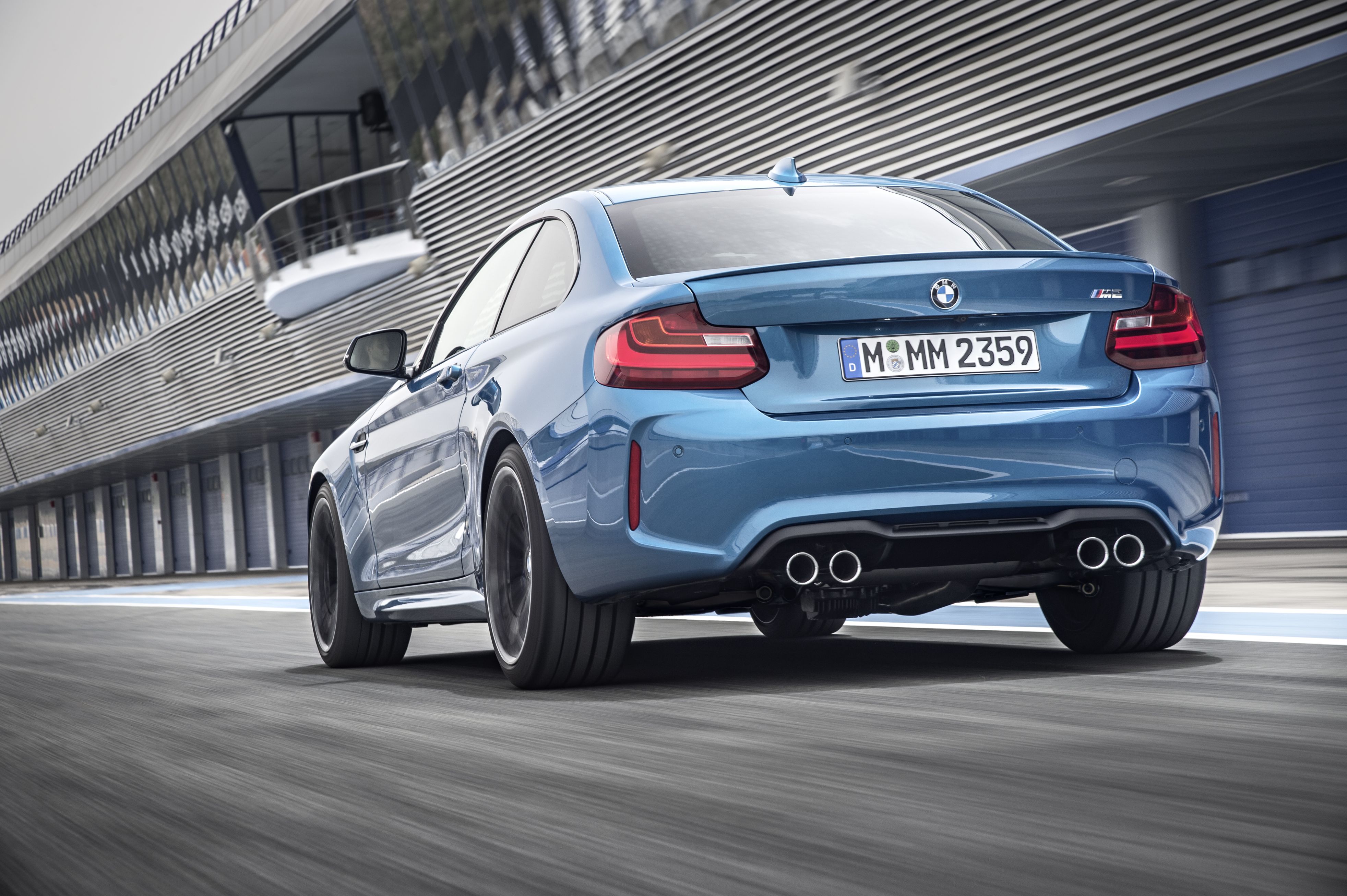 Trzylitrowy sześciocylindrowy rzędowy silnik M2 Coupe produkuje 370 KM. To więcej niż nowe audi RS 3 sportback (pięciocylindrowy 2.5 TFSI/367 KM z napędem na cztery koła quattro; 148 KM z litra pojemności) i mniej niż mercedes A 45 4MATIC AMG (2.0/381 KM). Co ciekawe obie konkurencyjne dla BMW marki nie mają czego się bać - przynajmniej na papierze…