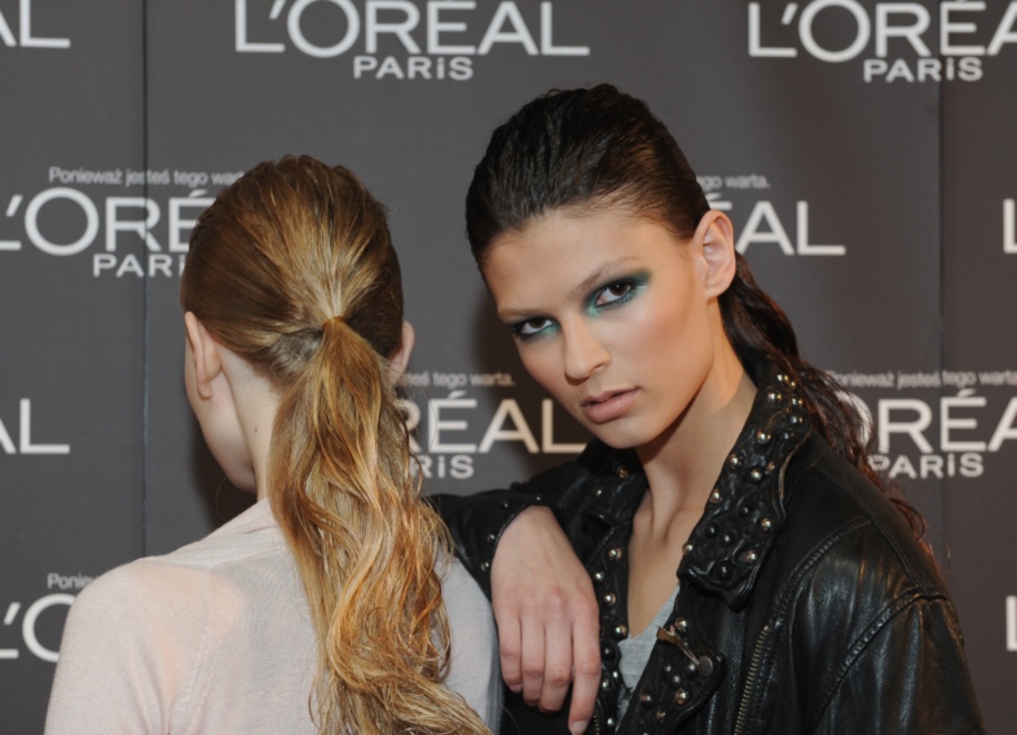 Modelki pomalowane kosmetykami L'Oreal Paris na pokazie Macieja Zienia