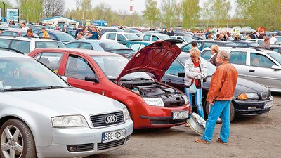 Raport: Nadal sprowadzamy do kraju „staruszki”, ale za to klasy premium