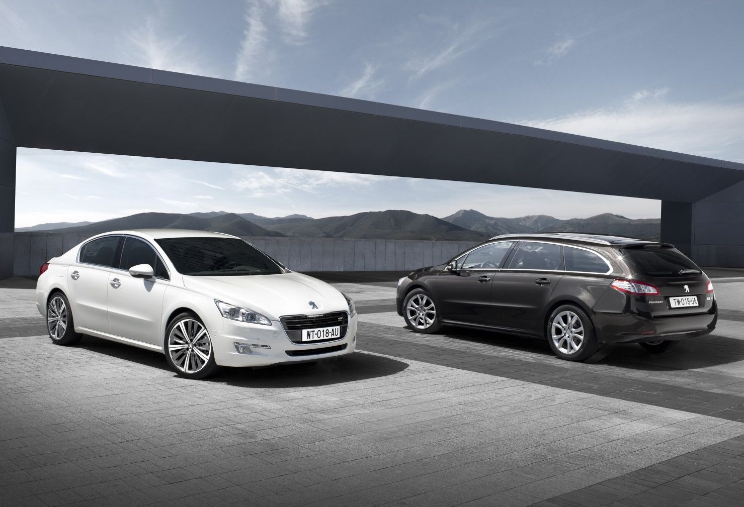 Peugeot 508 HYbrid4 na 1. miejscu w rankingu ADAC na najoszczędniejszy samochód klasy średniej z silnikiem Diesla - średnie spalanie na poziomie 3,4 l/100 km. Emisja dwutlenku węgla - 88 g/km. Najoszczędniejszy samochód klasy wyższej średniej?