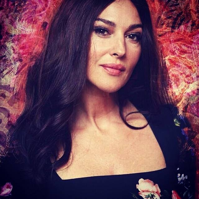 Prywatnie Monica Bellucci była najpierw żoną fotografa Claudio Bass, potem francuskiego aktora Vincenta Cassela. Para doczekała się dwóch córek (Devy i Leonii), ale po 14 latach rozstała się. – Nie boję się starości. Żyję, jestem zdrowa i mam dwie córki, które bałwochwalczo kocham – mówiła wówczas w wywiadzie dla włoskiej agencji ANSA. – Jestem dzisiaj bardziej zadowolona z życia niż 30 lat temu