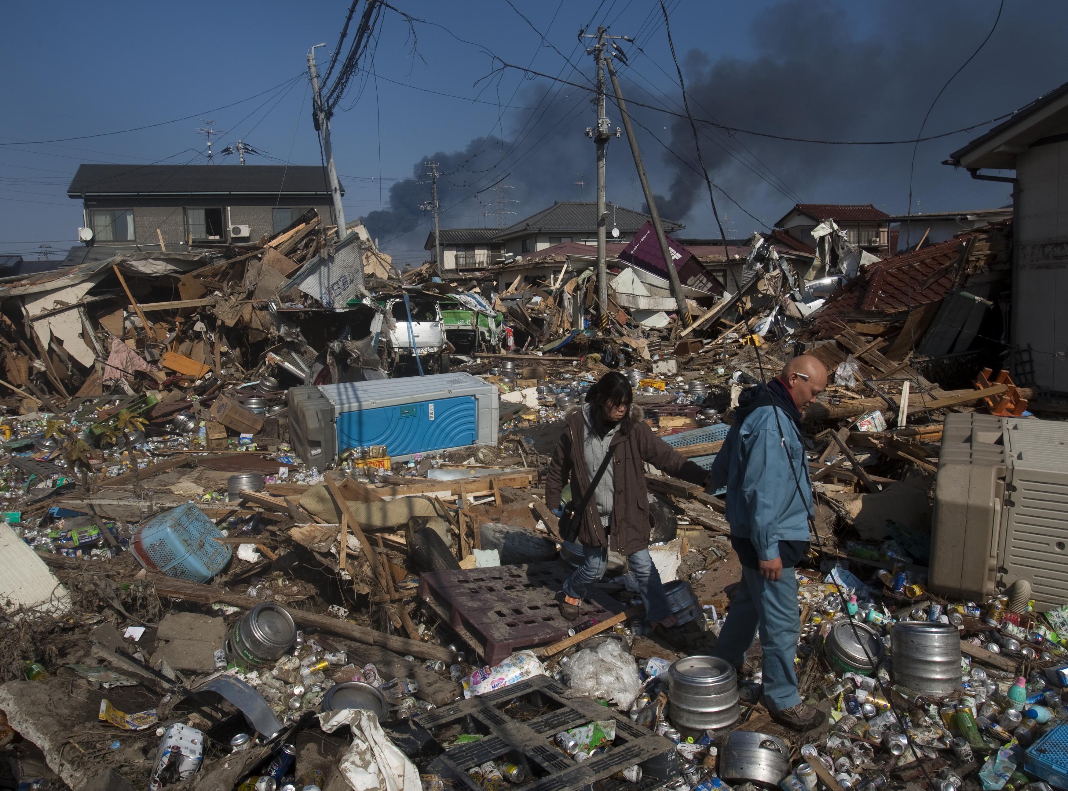 Zgliszcza w Sendai w północno-zachodniej Japonii dwa dni po tragicznym trzęsieniu ziemi i tsunami