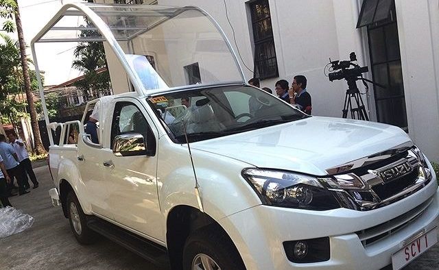 Nawet papamobile nie jest już tak wystawne - opancerzony pojazd zbudowany na bazie terenowego mercedesa zamieniono na auto skonstruowane na pikapie isuzu d-max z podwójną kabiną...
