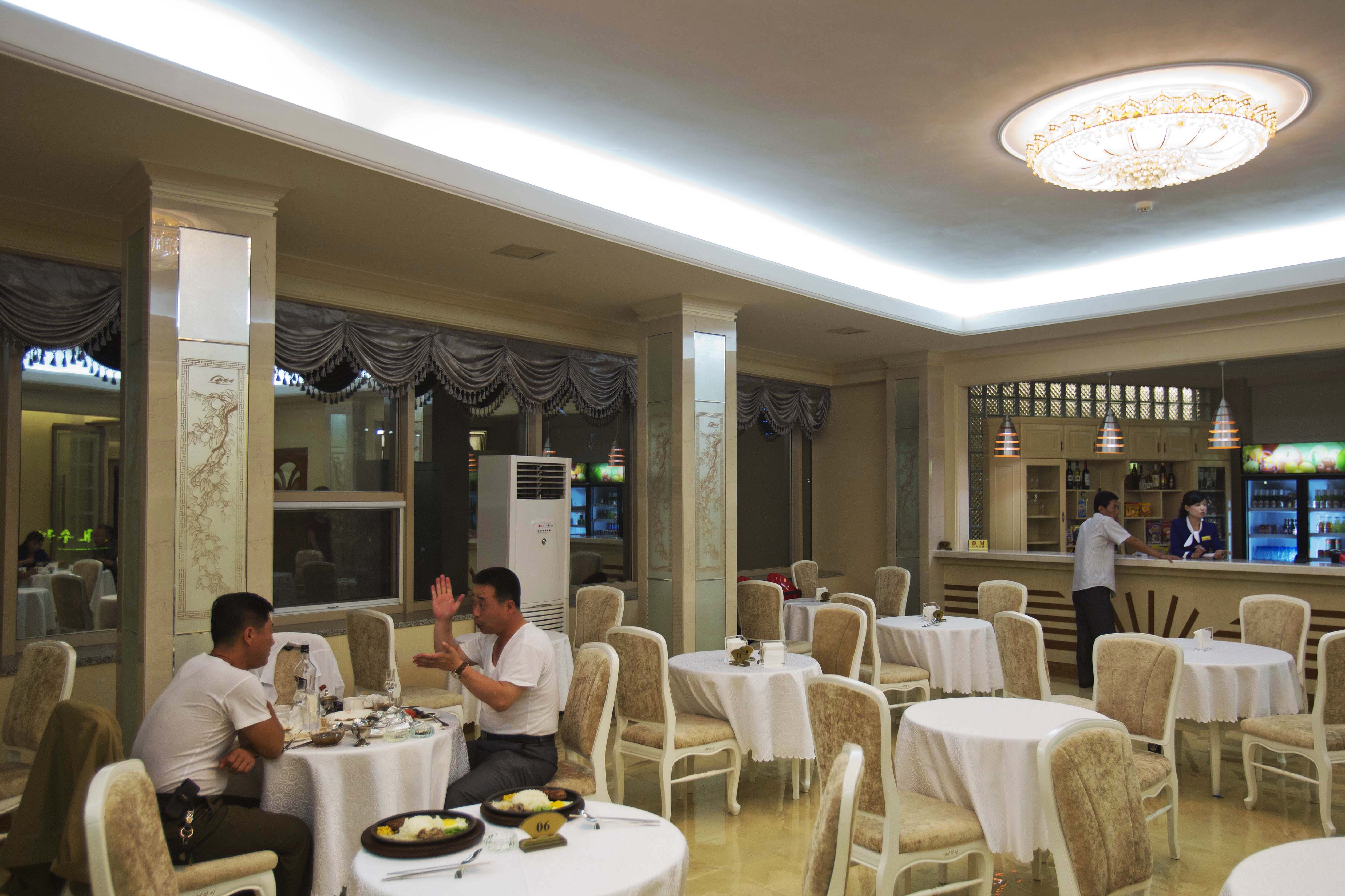 W hotelowej restauracji jest tylko kilku gości