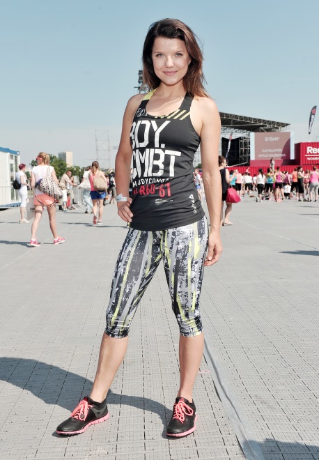 Jest fanką jazdy na rowerze i treningów cardio.