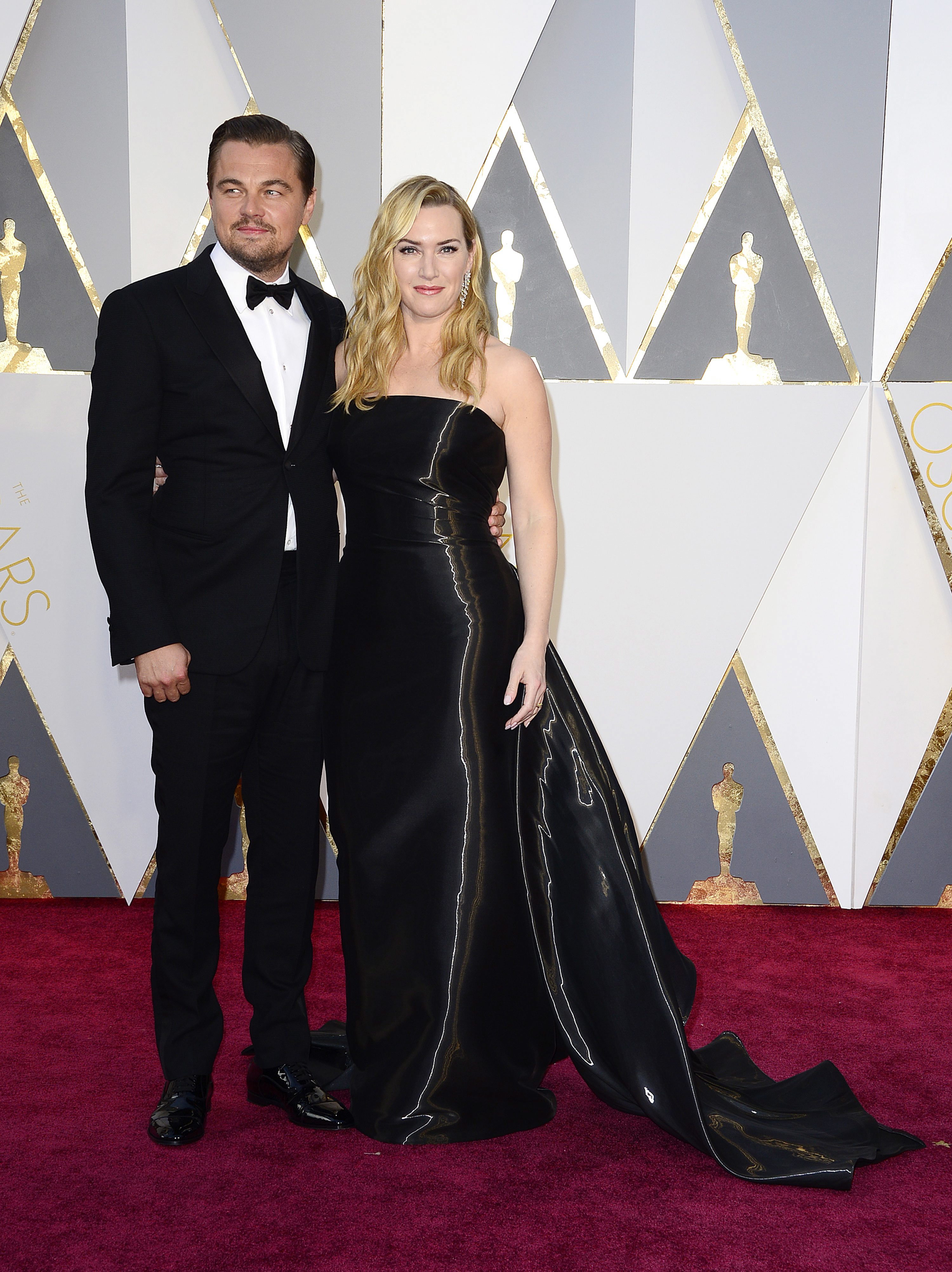Leonardo DiCaprio po raz kolejny już przybył na galę wręczenia Oscarów w towarzystwie mamy. Na czerwonym dywanie jednak, aktor pozował ze swoją przyjaciółką, Kate Winslet.