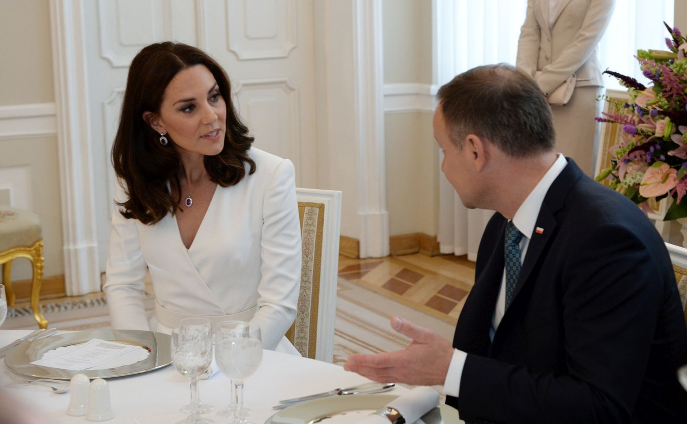 Para książęca weźmie też udział w spotkaniu z młodymi przedsiębiorcami w wieżowcu Warsaw Spire. Wieczorem odbędzie się przyjęcie w Łazienkach Królewskich, na którym książę William wygłosi przemówienie.