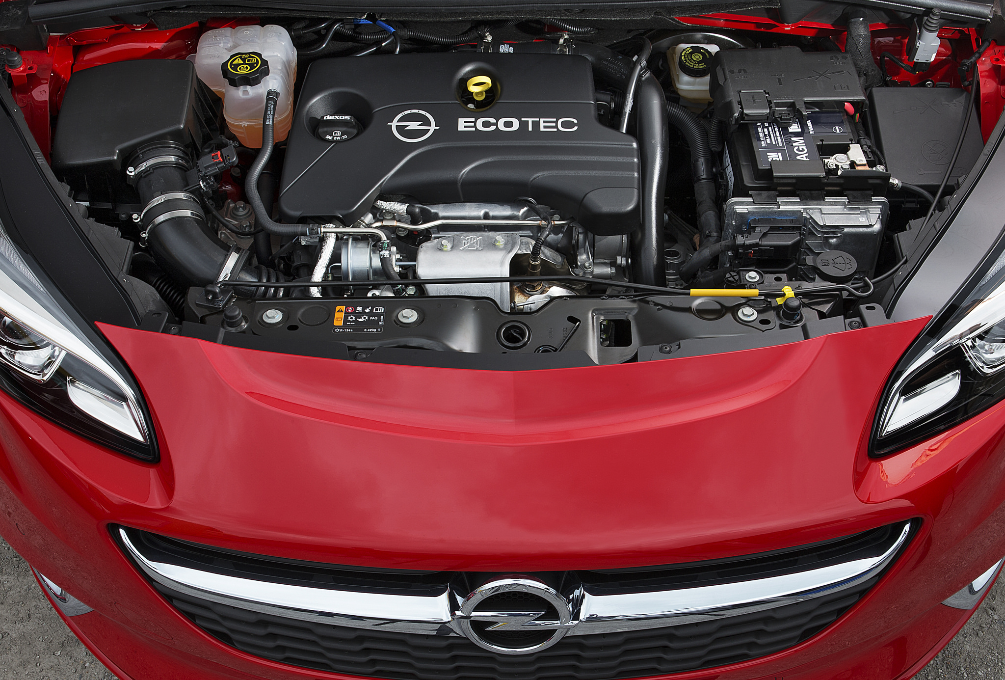 Pod maską corsy piątej generacji zamontowano opracowany przez inżynierów Opla nowy trzycylindrowy silnik 1.0 Turbo w całości wykonany z aluminium i łączony z nową 6-biegową przekładnią manualną. Jednostka będzie dostępna w dwóch wariantach - o mocy 90 KM i 115 KM. Obie wersje oferują 170 Nm momentu obrotowego od 1800 obr./min. W oszczędzaniu benzyny ma pomóc seryjnie montowany system Start/Stop. Opel oferuje również najnowszej generacji 6-biegową przekładnię automatyczną i całkowicie nową zautomatyzowaną przekładnię manualną Easytronic 3.0.