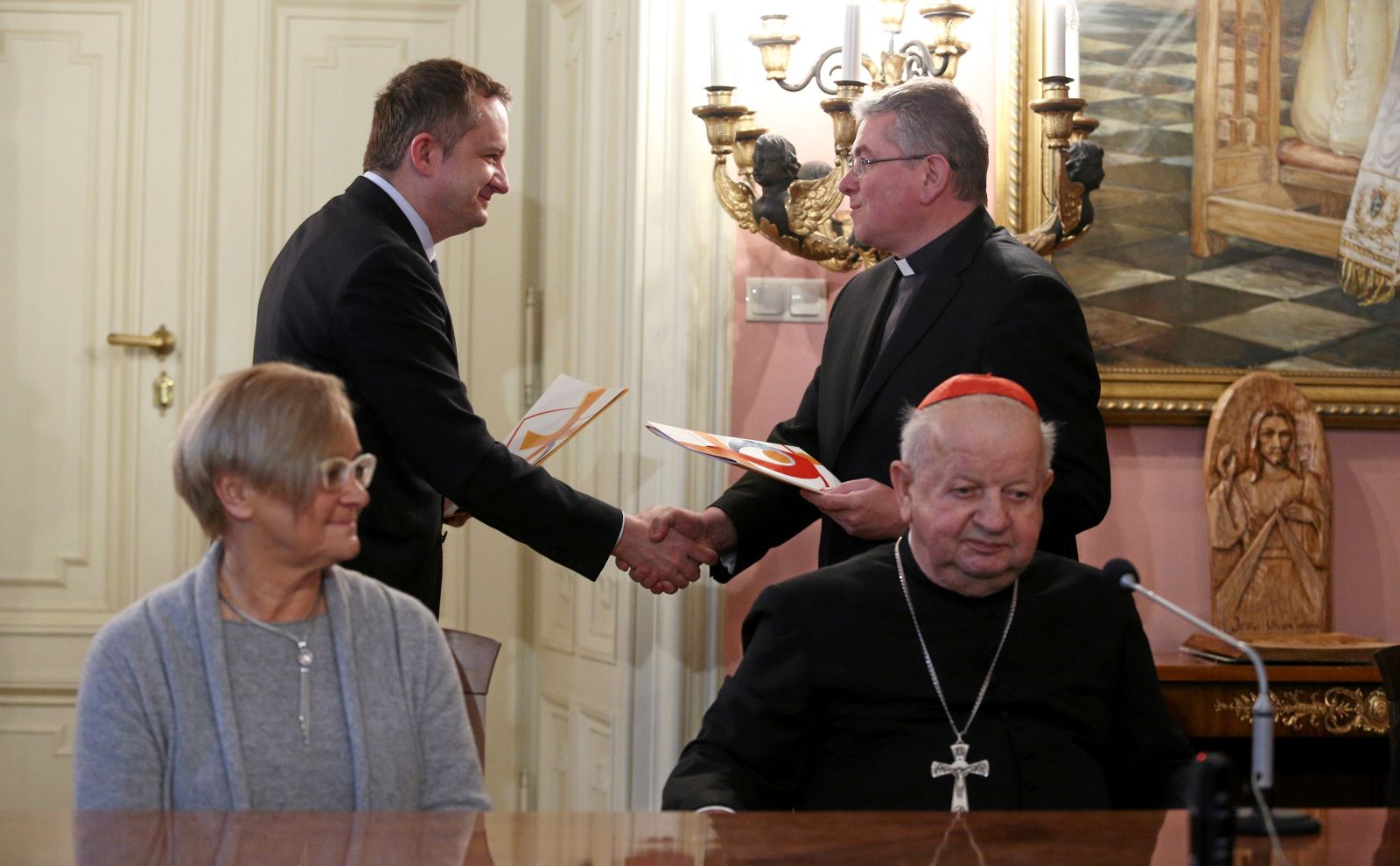 Marek Kisz, członek zarządu, dyrektor handlowy FCA Poland i ksiądz ekonom Wojciech Olszewski. Henryka Bochniarz, członek rady nadzorczej Fiat FCA Poland oraz kardynał Stanisław Dziwisz