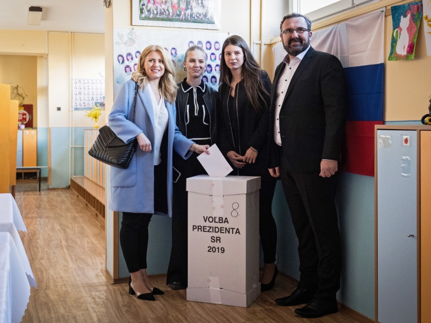 ... pani prezydent lubi też dodatki, których fasony są mocno